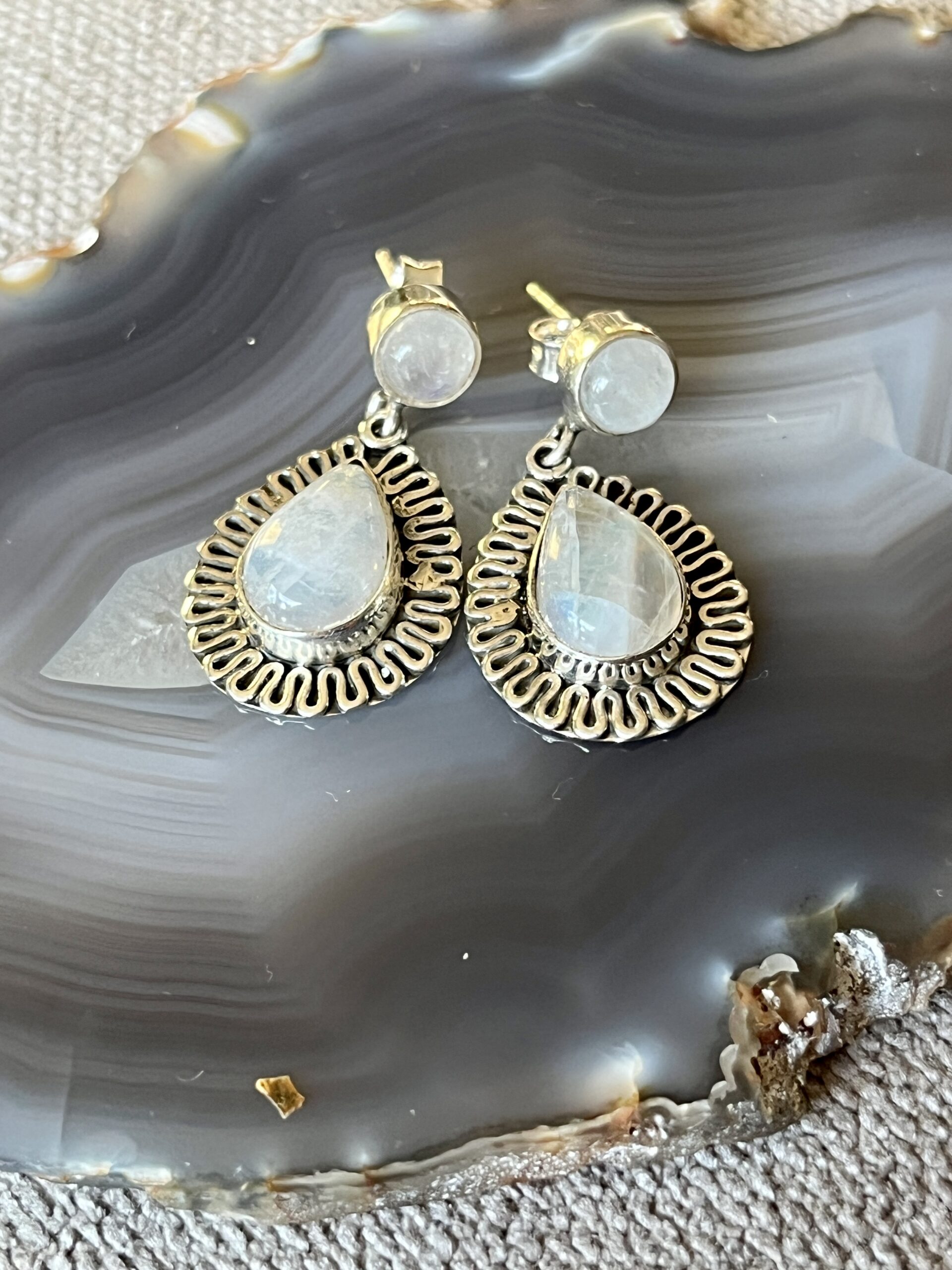 hõbedaast kõrvarõngad vikerkaare kuukiviga