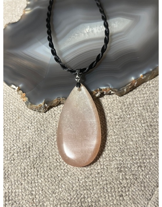 päikesekiviga ripats