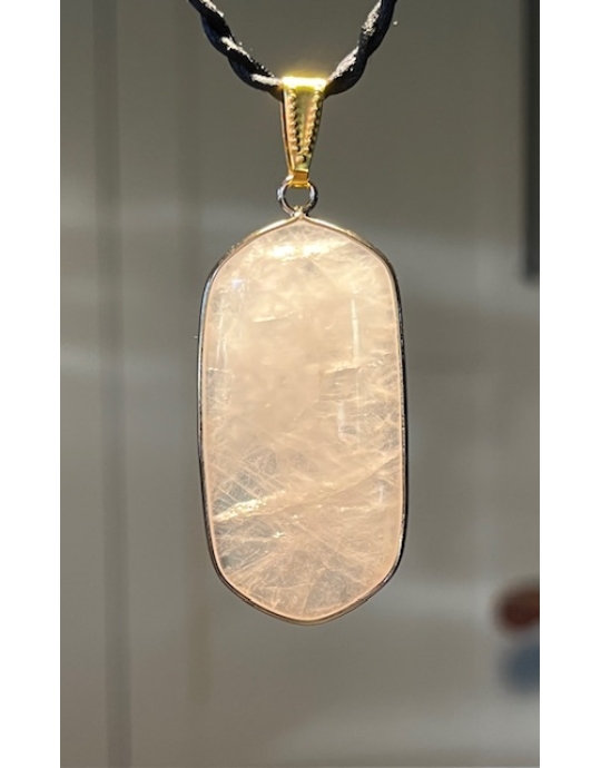 roosa kvartisga ripats